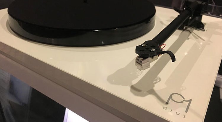 Rega-p1-plus-giradiscos-blanco Rega-p1-plus-giradiscos-blanco-con-previo-de-fono